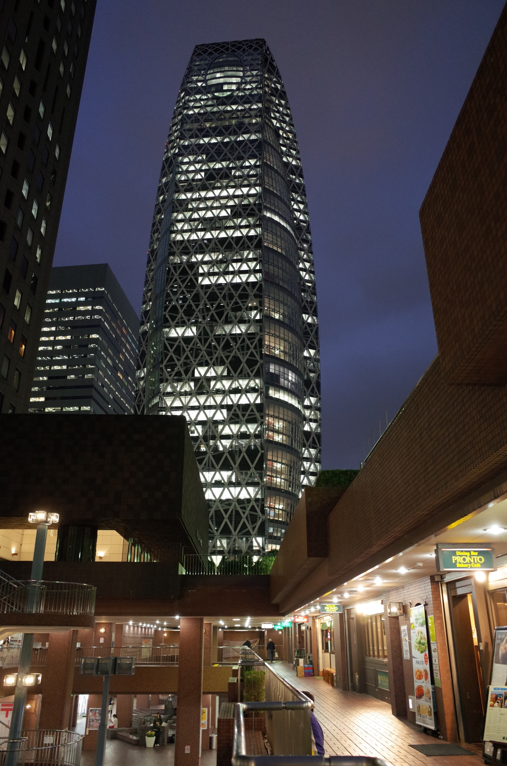15 10 23 新宿センタービルから望む夜のモード学園コクーンタワー By Asteri Id 写真共有サイト Photohito