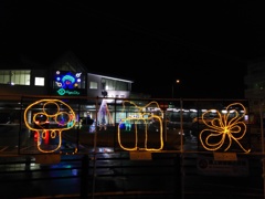 2016/11/21_夜、雨上がりの北上尾駅イルミネーション