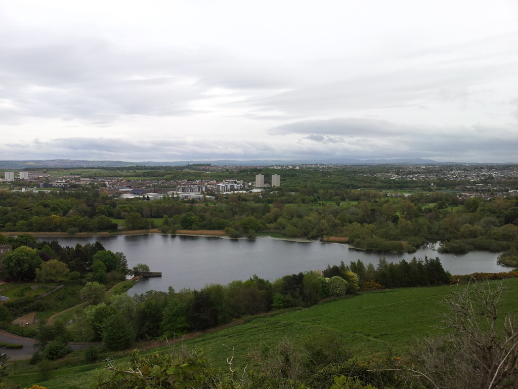 2016/05/20_クィーンズ・ドライブからダディングストン湖を望む