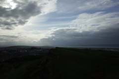 2016/05/20_アーサーズ・シートから旧市街とソールズベリー・クラッグス