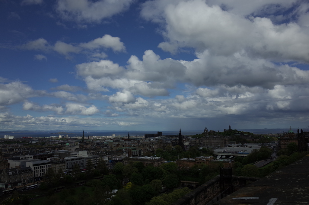 2016/05/21_エディンバラ城から新市街とフォース湾を望む