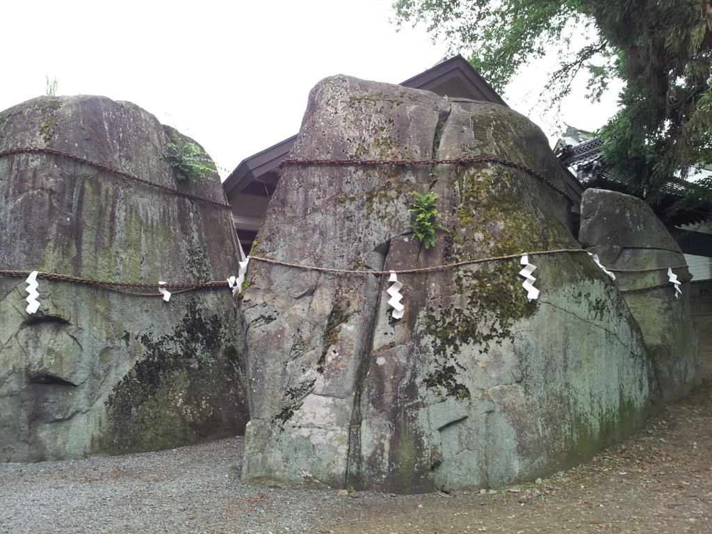 2016/07/16_三ツ石神社の岩