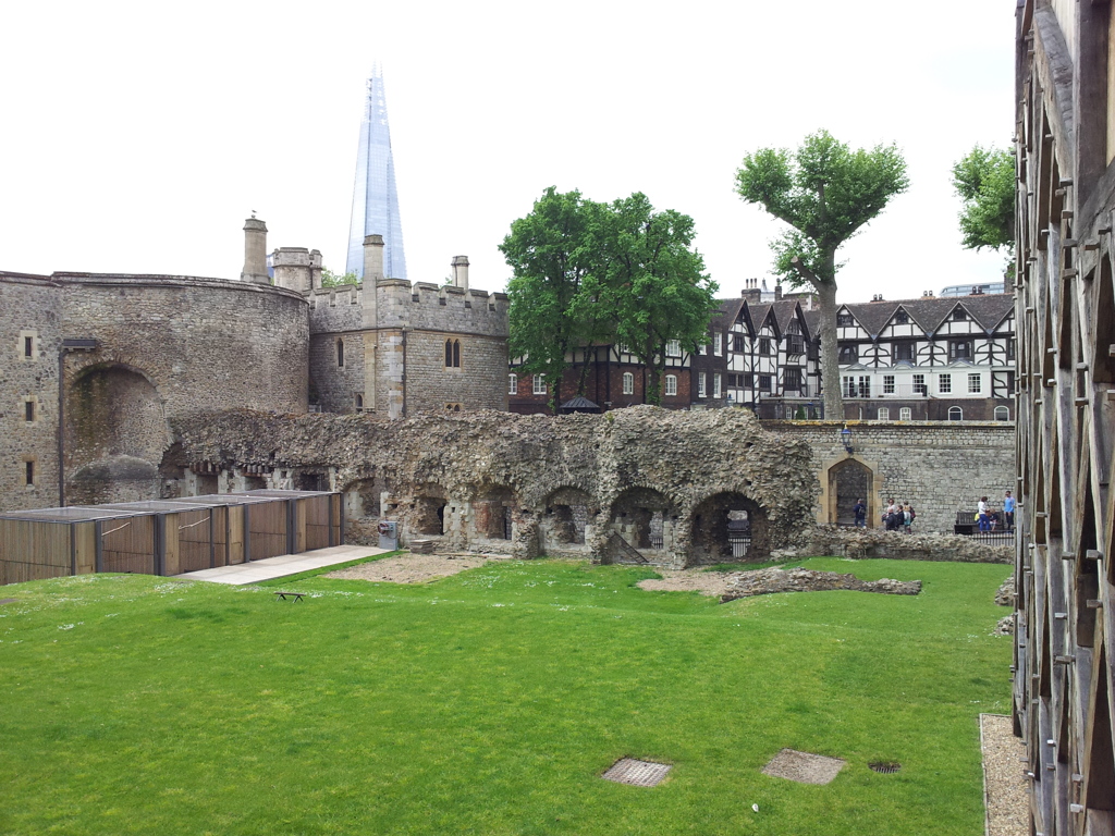 2016/05/19_ロンドン塔から現代建築物を望む