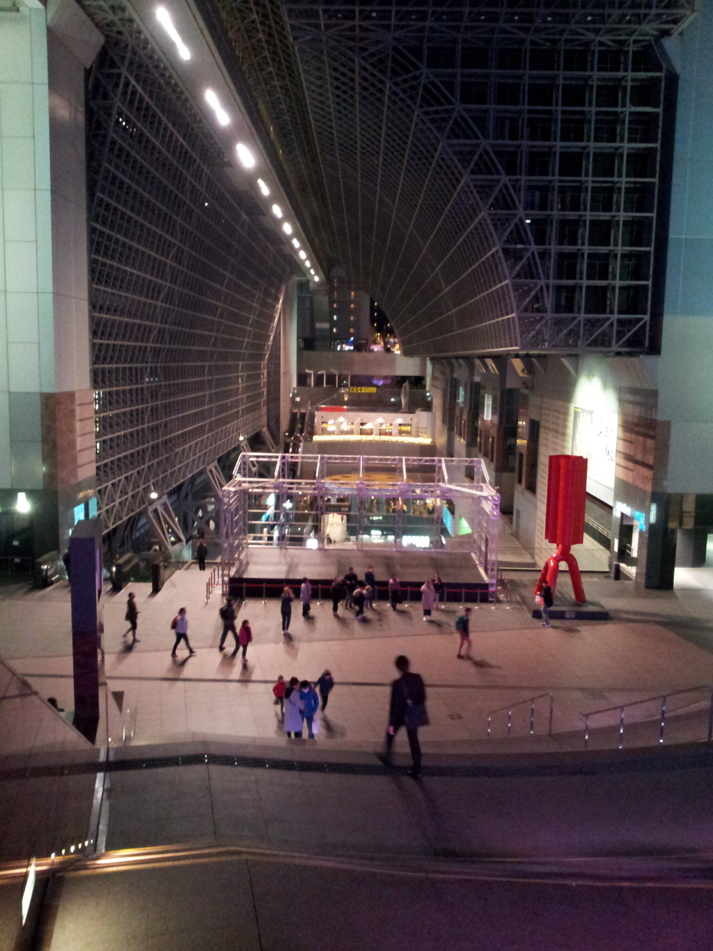 2019/04/12_京都駅 大階段から室町小路広場を望む