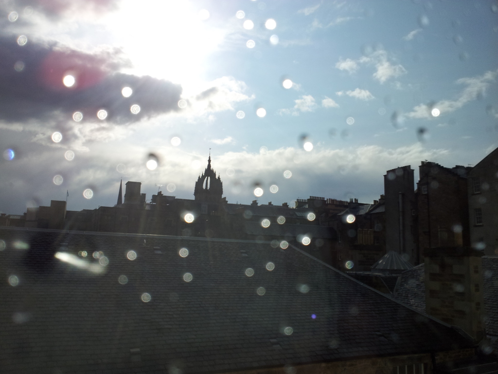2016/05/21_ホテルの窓から雨上がりのエディンバラ旧市街を望む