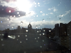2016/05/21_ホテルの窓から雨上がりのエディンバラ旧市街を望む