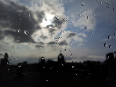 2016/05/21_ホテルの窓から雨上がりのエディンバラ旧市街を望む