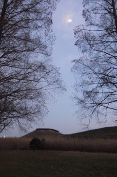 2014/12/31_夕暮れの稲荷山古墳と月