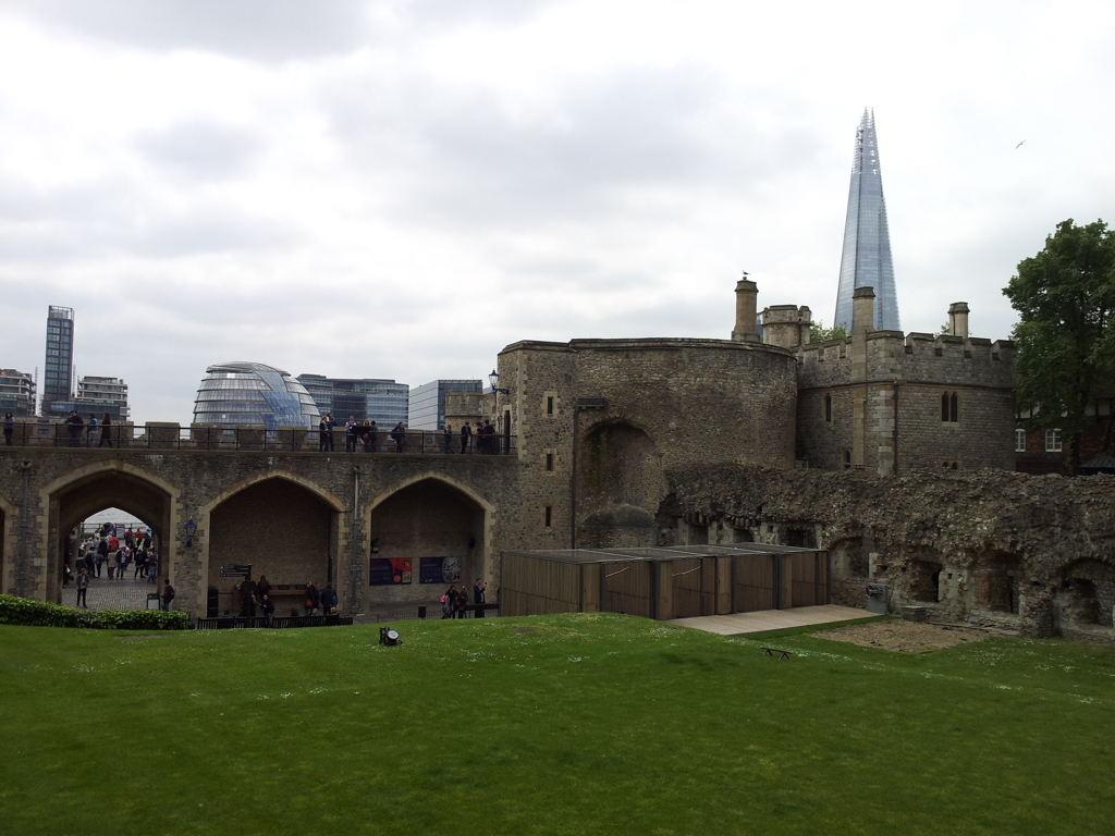 2016/05/19_ロンドン塔から現代建築物を望む