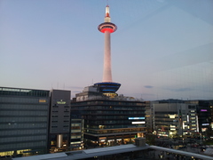 2019/04/12_京都駅 室町小路広場から京都タワーを望む