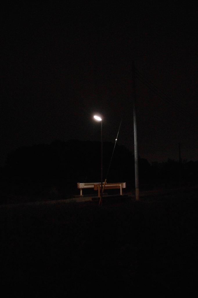 2014/05/05_夜の街灯とガードレール