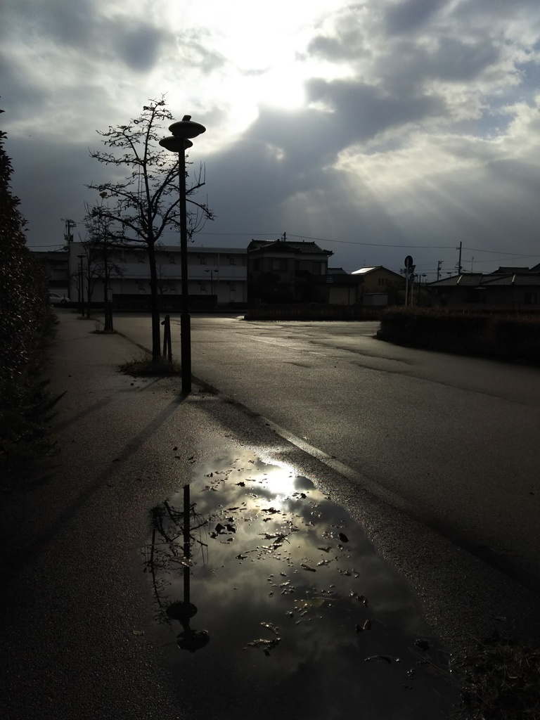 2016/12/10_新魚津駅前の水溜まりと天使の梯子