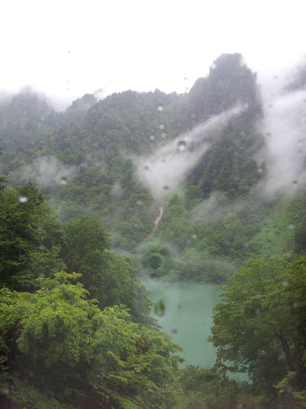 2018/05/31_宇奈月〜欅平間の車窓風景 山にかかる霞