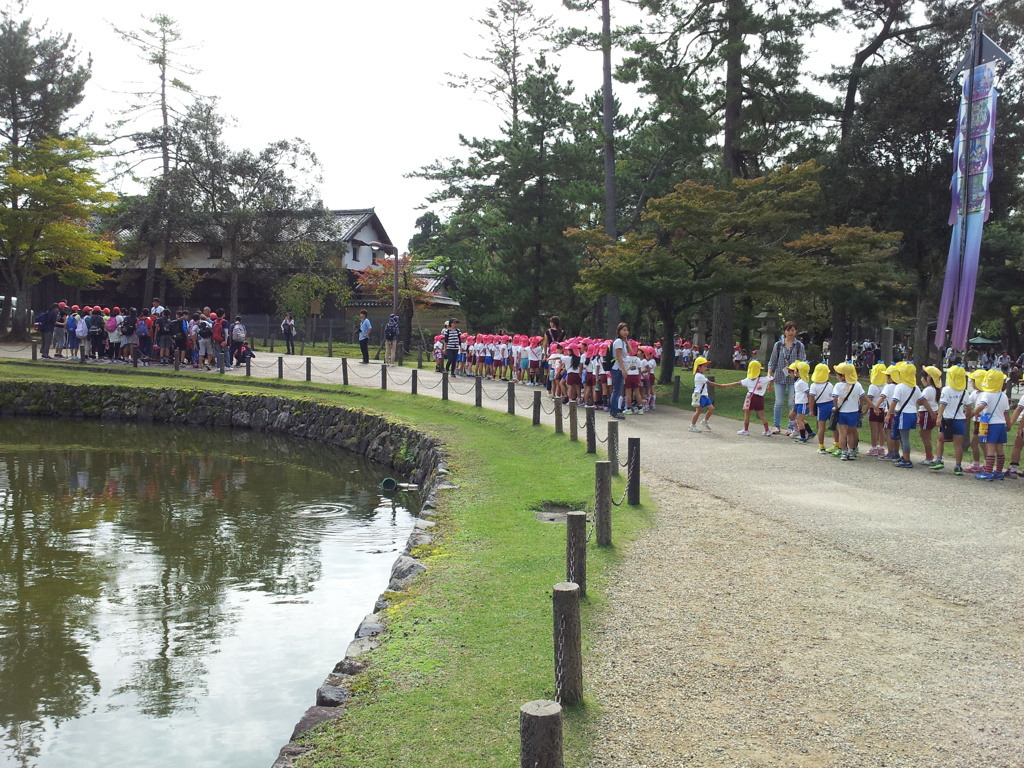 2016/10/18_鏡池前で集合写真を撮る子供たち