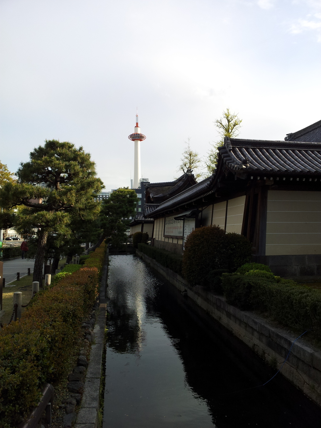 2019/04/12_東本願寺前の水路に京都タワー