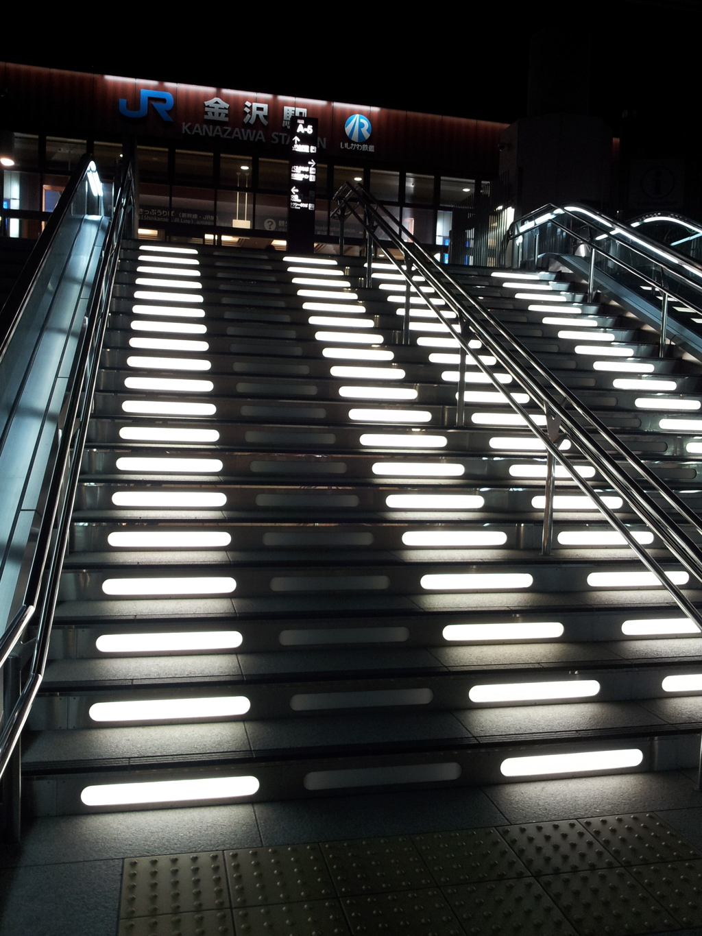 2016/05/11_夜の金沢駅