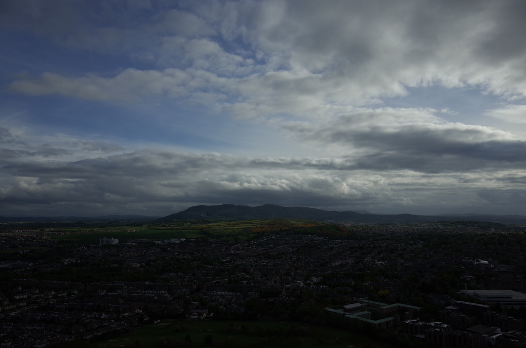 2016/05/20_アーサーズ・シートからエディンバラ旧市街を望む