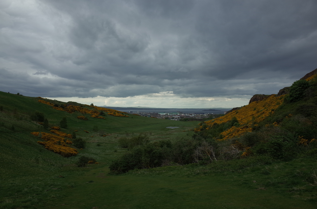 2016/05/20_アーサーズ・シートへの道からフォース湾を望む