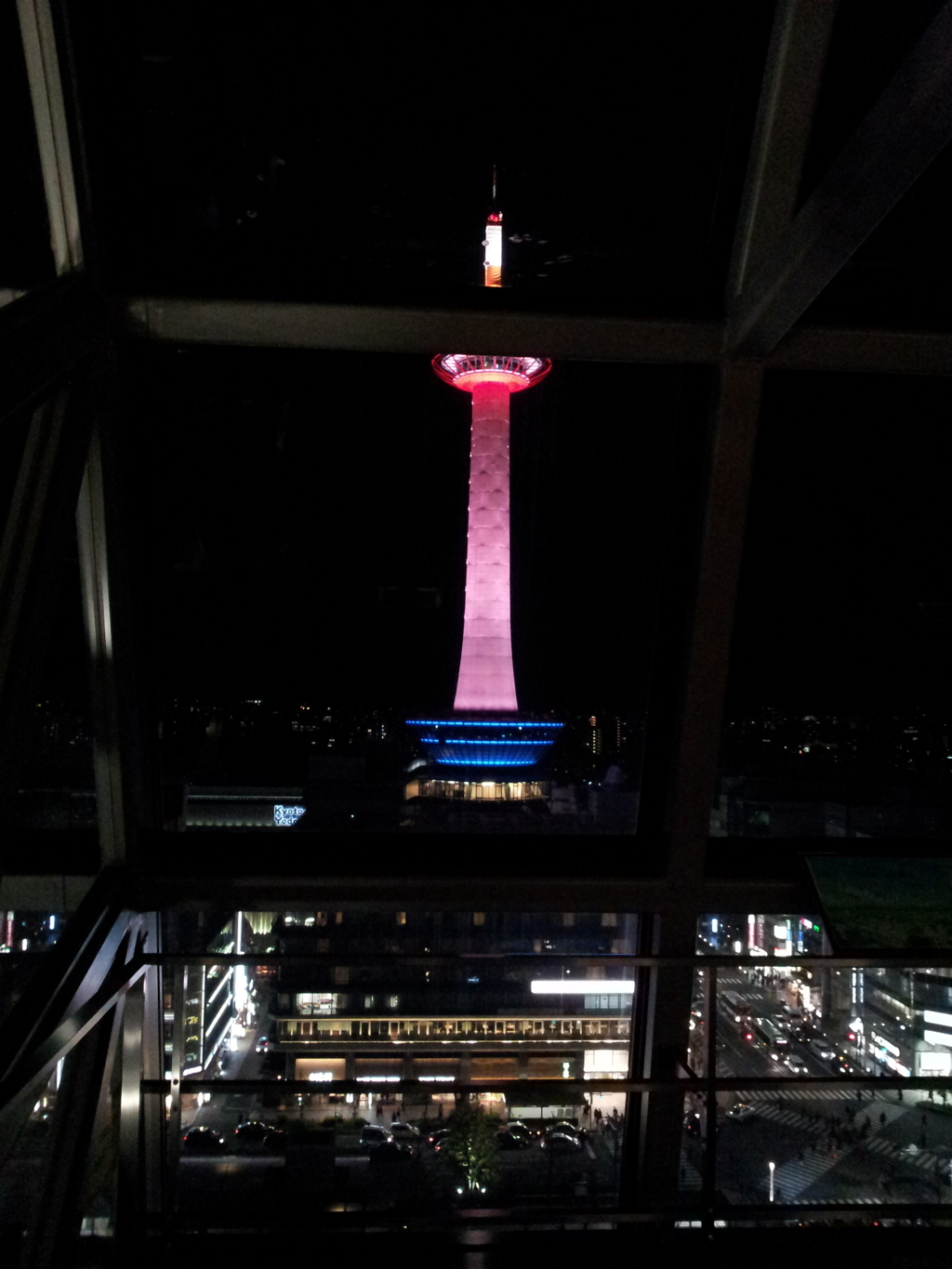 2019/04/12_京都駅 空中径路から夜の京都タワーを望む