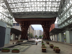 2016/05/12_金沢駅 もてなしドームと鼓門