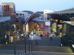 2019/04/12_京都駅 大空広場から大階段を望む