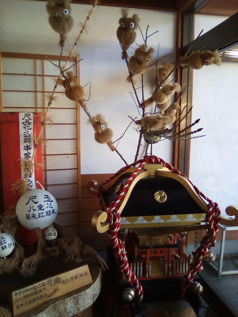 2019/01/14_道の駅和紙の里ひがしちちぶの神輿とキャラ