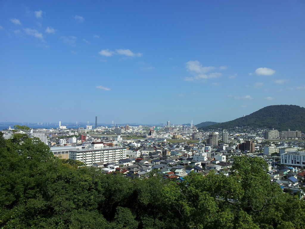 2017/10/26_丸亀城三の丸月見櫓跡から瀬戸大橋と聖通寺山を望む