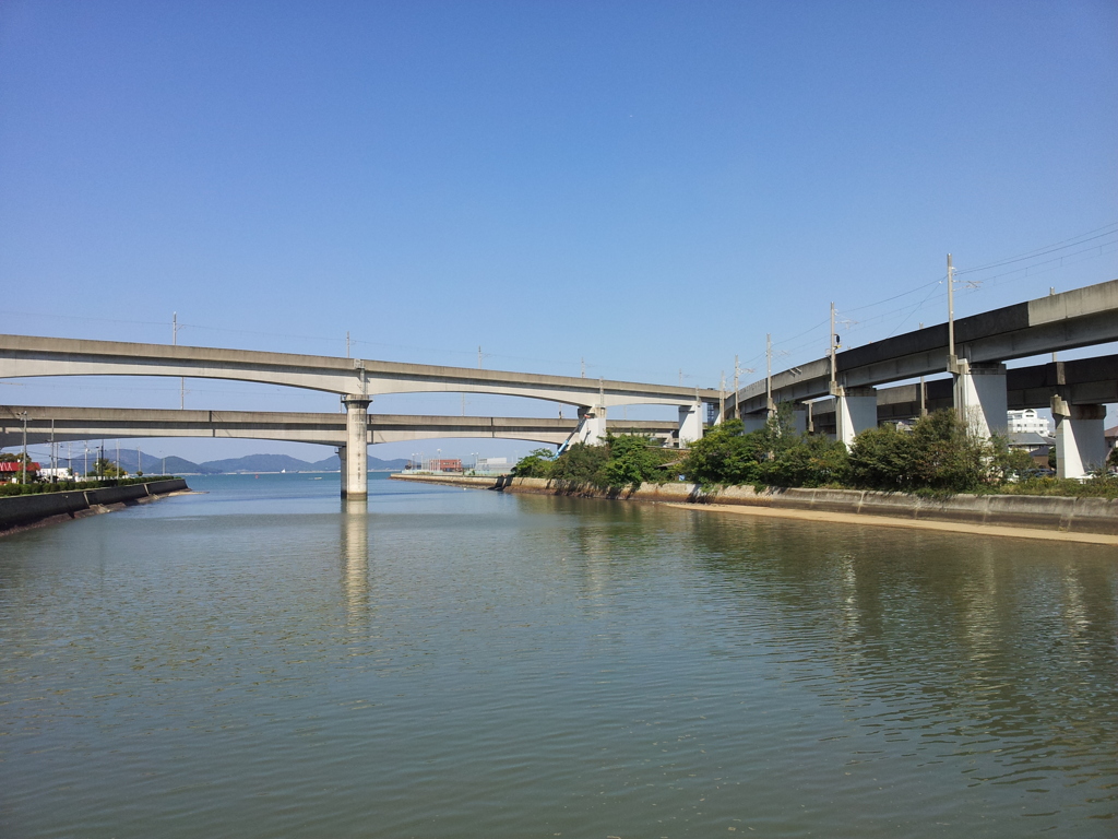 2017/10/26_新宇多津橋から大束川河口と瀬戸大橋線高架を望む