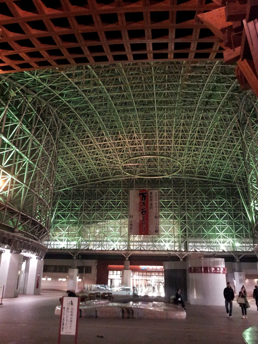 2016/05/11_夜の金沢駅 もてなしドームと鼓門