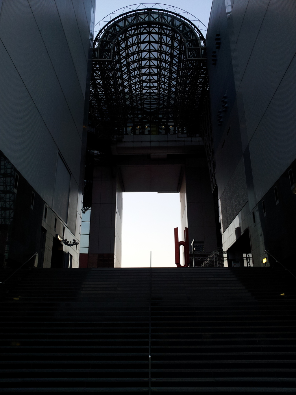 2019/04/12_京都駅 南遊歩道から室町小路広場を望む