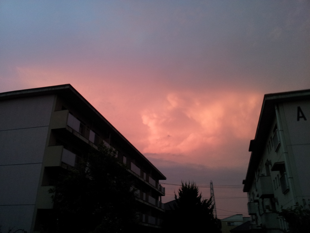 2018/07/16_誰もいない団地の夕暮れ