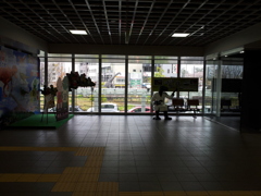 2019/04/14_福井駅から西口ロータリーの恐竜像を望む