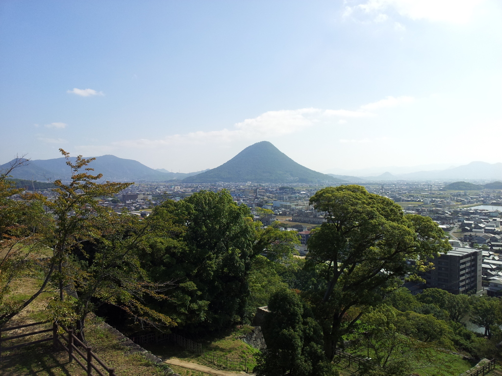 2017/10/26_丸亀城本丸から飯野山を望む