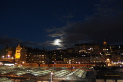 2016/05/21_ウェイバリー駅から夜の旧市街を望む