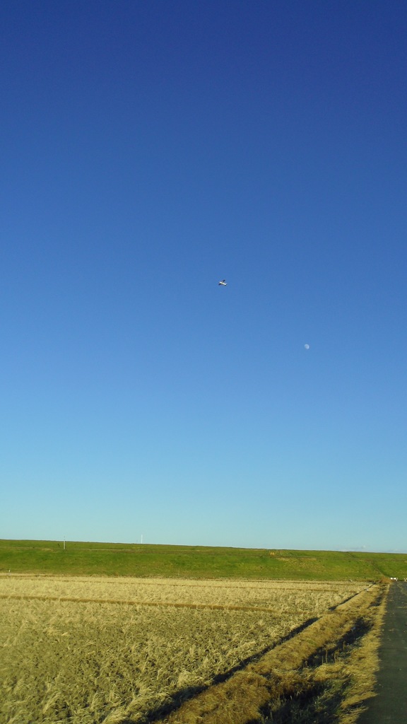 2012/12/24_荒川堤防と月と飛行機
