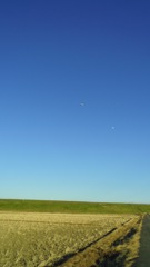 2012/12/24_荒川堤防と月と飛行機