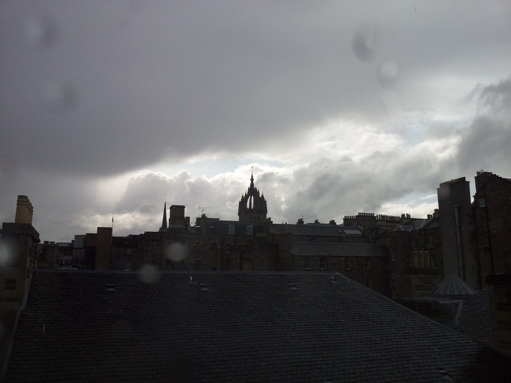2016/05/21_ホテルの窓から雨上がりのエディンバラ旧市街を望む