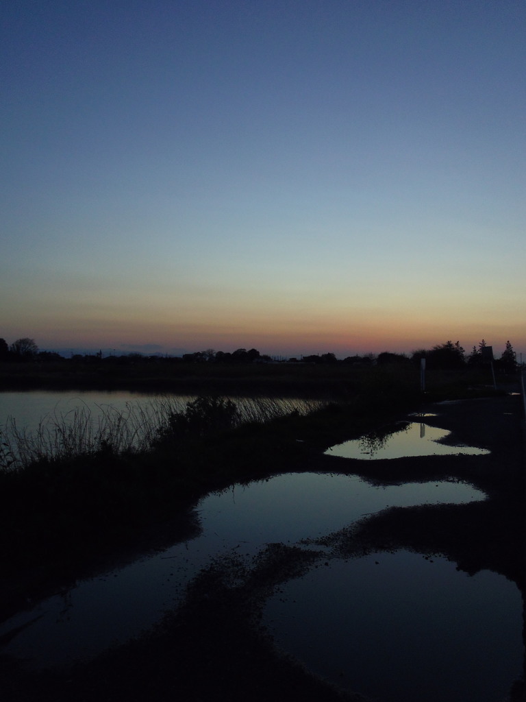 2017/04/15_水溜まりと溜め池の夕暮れ