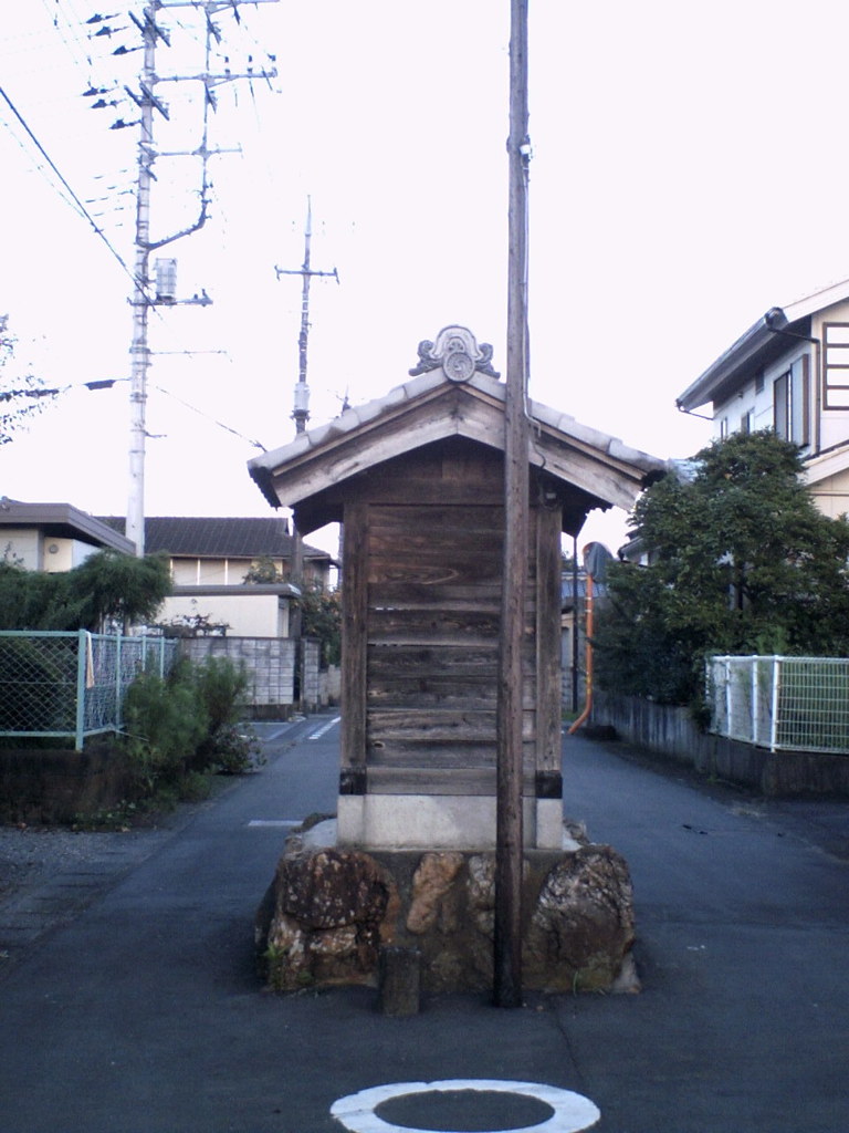 2015/09/22_道の真ん中にある神社