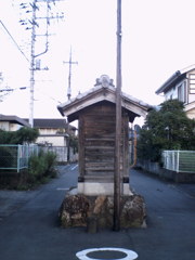 2015/09/22_道の真ん中にある神社