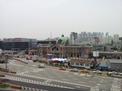 2017/06/19_ソウル路7017から新旧ソウル駅を望む