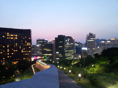 2017/06/17_南山公園から夕暮れのソウル市街を望む
