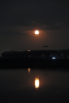 2016/10/16_溜め池に月