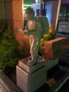 2016/07/16_マンション入口の二宮金次郎像（没カット）