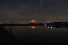 2016/10/16_溜め池に月