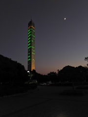 2017/10/26_夕暮れのゴールドタワーと月
