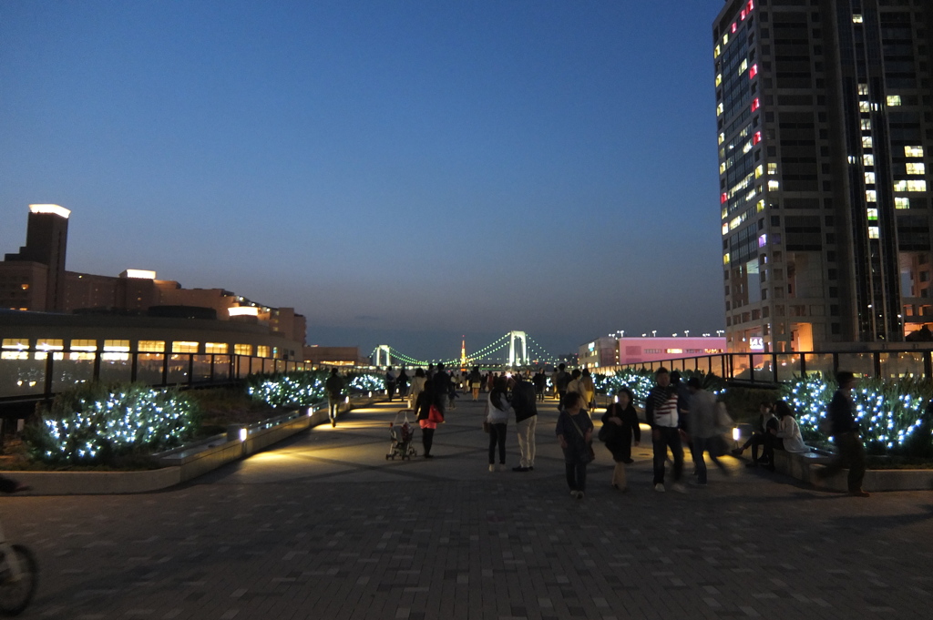 2014/04/26_夕暮れのウェストプロムナードからレインボーブリッジと東京タ