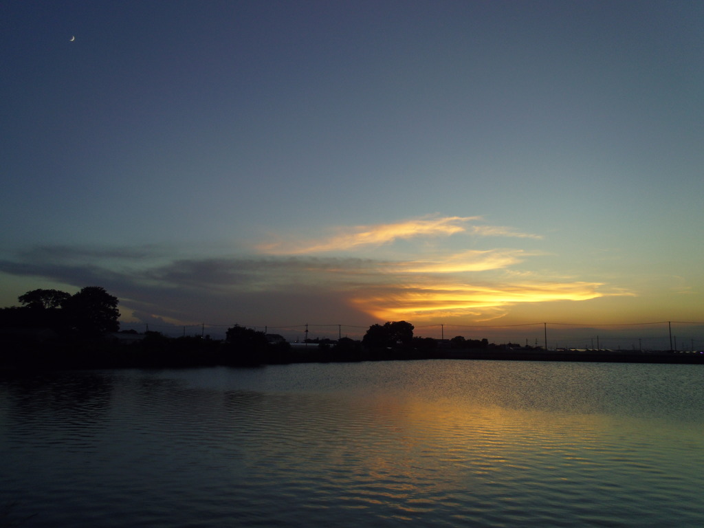 2016/08/07_溜め池の夕暮れと月