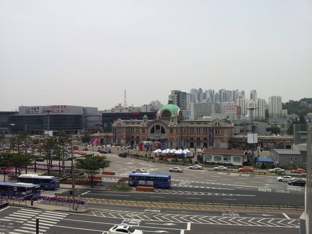 2017/06/19_ソウル路7017から新旧ソウル駅を望む