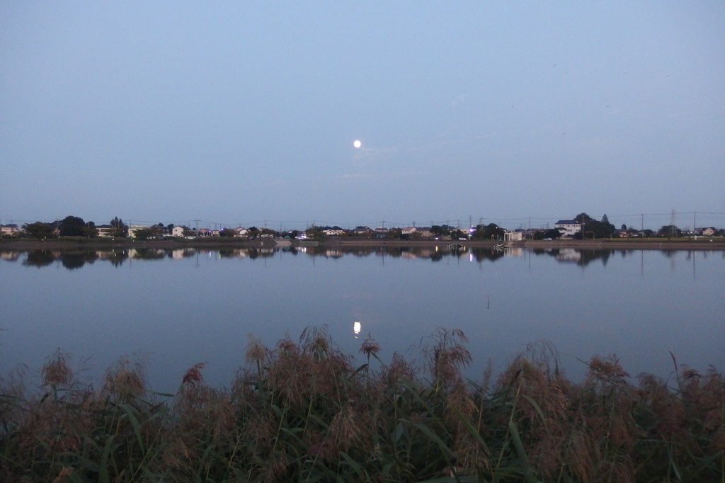 2015/09/27_伊佐沼の夕月